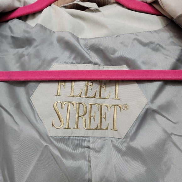 *VTG* Fleet Street women's trench coat.  Size 4P. (594) - Picture 3 of 9